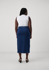 ONLY Carmakoma CARBOWIE MIDI TUBE SKIRT  - Fustă denim - naval academy