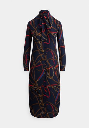 Vestido azul-marinho de manga comprida com botões frontais, gola com grande laço e padrão de estampa com corrente multicolorida e cinto por todo o tecido.