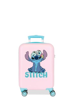Maleta rígida rosa con asa y ruedas azules, con el personaje de dibujos animados Stitch y el texto "STITCH" debajo.