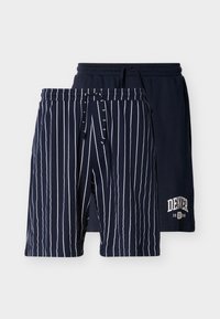 Δύο ζευγάρια σορτς σε ναυτικό μπλε χρώμα· το μπροστινό ζευγάρι έχει λευκές κάθετες ρίγες με κορδόνι, ενώ το πίσω ζευγάρι είναι μονόχρωμο ναυτικό μπλε με το κείμενο "Denver 1998".