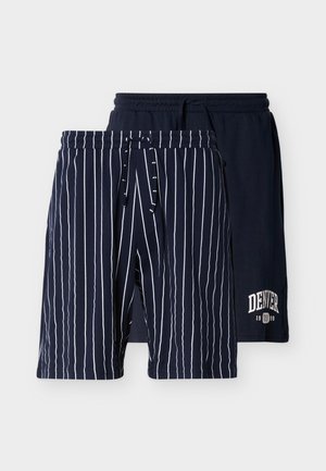 Kaks paari tumelilla lühikesi pükse; esi- paaril on valged vertikaalsed triibud ja nöörkinnis, tagumine paar on ühevärviline tumelilla teksti "Denver 1998"-ga.