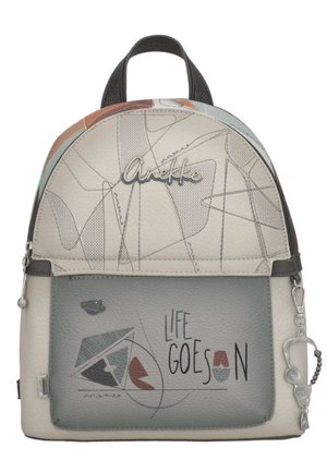 Zainetto piccolo beige e grigio con arte lineare astratta, logo "Anekke", tasca frontale con la scritta "Life Goes On" e un portachiavi a forma di cuore.