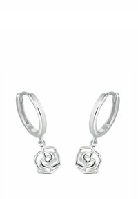 Pendientes de aro de plata con delicados charms en forma de rosa de filigrana colgando de cada aro, sobre un fondo blanco.