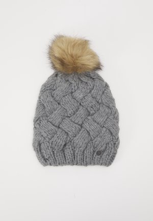 Cappello invernale grigio lavorato a maglia con motivo spesso intrecciato e pon pon in pelliccia sintetica marrone sulla sommità, su sfondo bianco semplice.