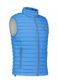 Světle modrá prošívaná vesta s vysokým límcem, předním zapínáním na zip a dvěma postranními kapsami. Má prošívaný vzor a hladké vnitřní podšívání.