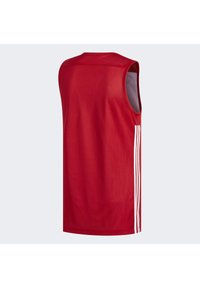 Maillot de sport sans manches rouge en tissu respirant. Présente des rayures verticales blanches sur les côtés et un col rond.