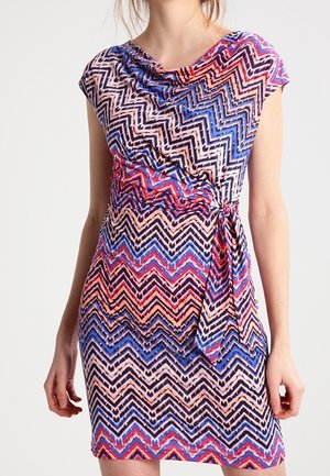 Šaty bez rukávů se vzorem cikcak v růžové, modré, červené a černé barvě, s řaseným výstřihem a detailem vázání v pase.