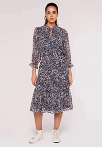 Blumen-Midi-Kleid mit navy Hintergrund, verziert mit bunten Mustern, langen transparenten Ärmeln, einem Schlüsselloch-Ausschnitt und einem gestuften Saum.