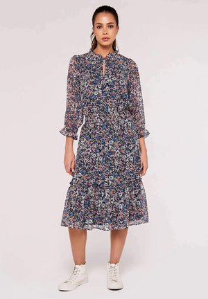 Blumen-Midi-Kleid mit navy Hintergrund, verziert mit bunten Mustern, langen transparenten Ärmeln, einem Schlüsselloch-Ausschnitt und einem gestuften Saum.