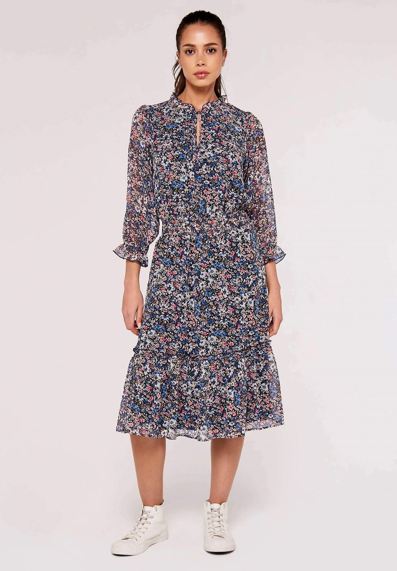 Blumen-Midi-Kleid mit navy Hintergrund, verziert mit bunten Mustern, langen transparenten Ärmeln, einem Schlüsselloch-Ausschnitt und einem gestuften Saum.