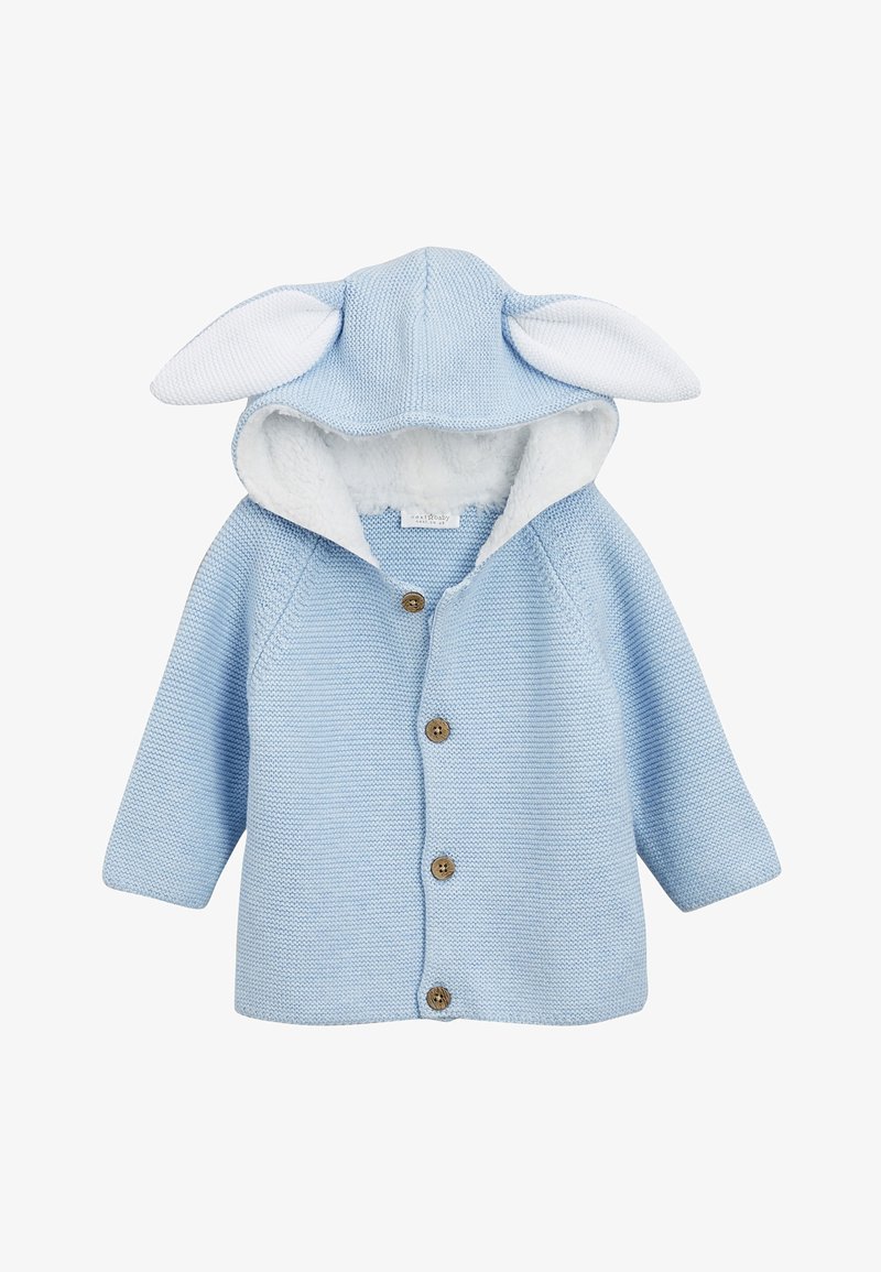Cardigan bébé tricoté bleu clair avec quatre boutons en bois et une capuche avec une doublure intérieure blanche et de douces oreilles d’animaux.