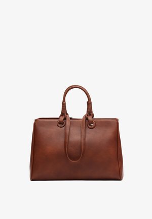 Bolso de cuero marrón con una superficie texturizada, asas superiores dobles y una forma estructurada. Presenta detalles de hardware redondeados y sin cierres visibles.