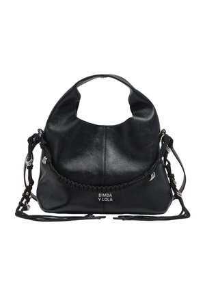Čierna kožená hobo taška s pleteným detailom na prednej strane, strieborné krúžky na nastaviteľných popruhoch a logo "Bimba Y Lola" uprostred prednej časti.