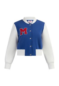 Giacca varsity tagliata con corpo blu, maniche bianche, chiusura a bottoni e ricamo rosso con la "M" sul petto. Tessuto morbido.