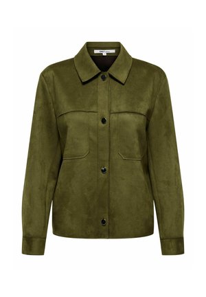 Olivengrüne Wildlederjacke mit Hemdkragen, zwei vorderen Taschen und schwarzen Knöpfen. Sie verfügt über lange Ärmel und einen lässigen Schnitt.