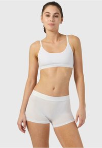 Hvit bomullsbralette og boxersett med myk tekstur, med justerbare stropper og en komfortabel elastisk midjebånd.