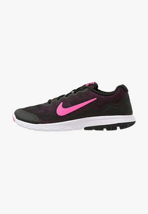 Zapatilla deportiva Nike en negro y rosa con parte superior de malla, cuello acolchado y suela texturizada. Presenta un logo rosa prominente y una entresuela blanca.