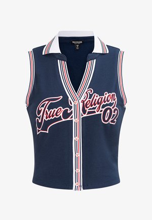 Granatowy bezrękawnik polo z kołnierzykiem typu notch, w czerwono-białe paski, z guzikami z przodu i logo "True Religion 02" w wyraźnym druku.
