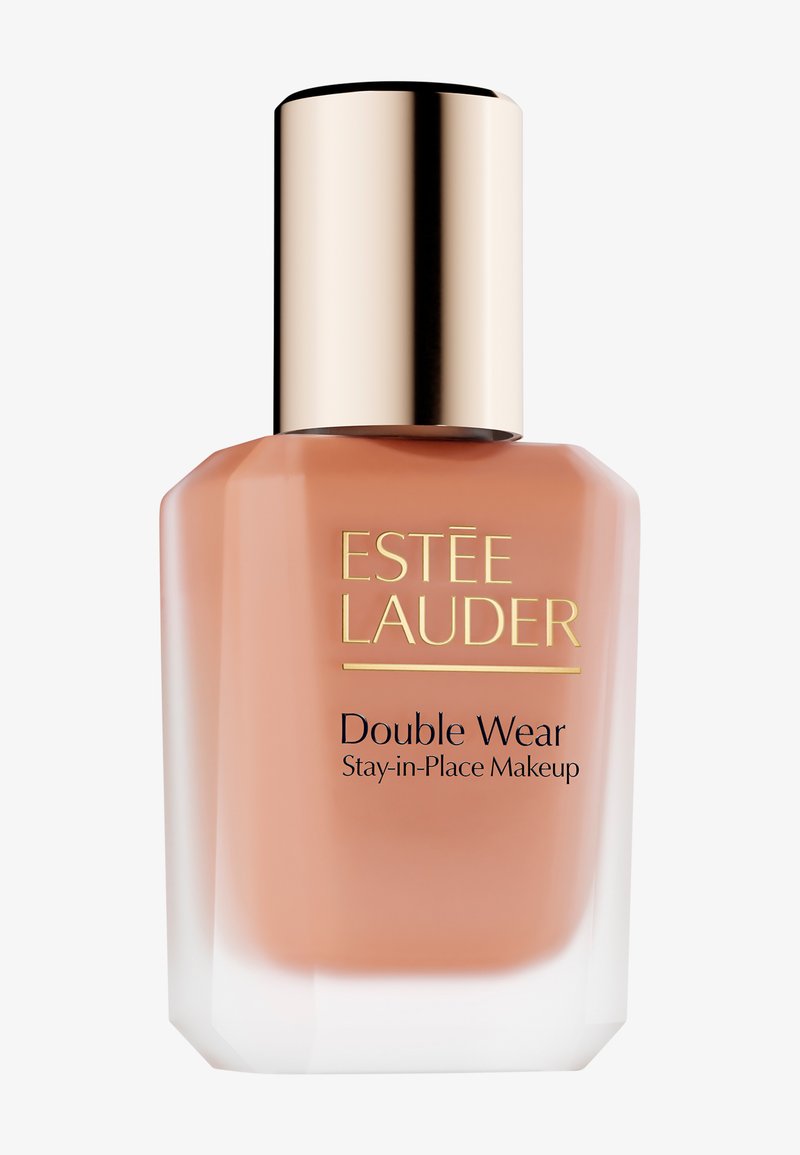 Fondotinta Estee Lauder Double Wear in una bottiglia di vetro con una tinta beige, caratterizzata da un tappo dorato e testo stampato nero sul davanti.