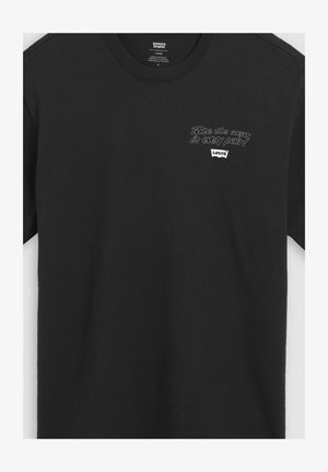 Schwarzes Levi's Loose-Fit-T-Shirt mit kleinem weißen Schriftzug "Twice the wear in every pair" und Levi's-Logo auf der Brust.