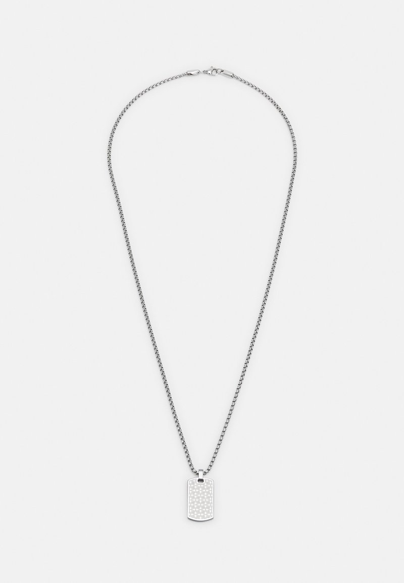 Collier en argent avec un pend pendant en forme de plaque d'identité au motif tressé. La chaîne est dotée d'un fermoir à homard et présente une texture lisse sur toute sa longueur.