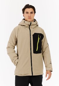 Beige Außenjacke mit Kapuze, ausgestattet mit einer schwarzen Reißverschlusstasche und neon-gelber Reißverschlussdetail. Das Material wirkt glatt mit einem matten Finish.