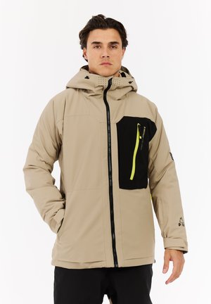 Beige Außenjacke mit Kapuze, ausgestattet mit einer schwarzen Reißverschlusstasche und neon-gelber Reißverschlussdetail. Das Material wirkt glatt mit einem matten Finish.