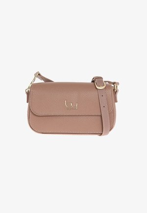 Borsa a tracolla in pelle taupe con texture, pattina frontale, emblema del logo dorato e tracolla regolabile con fibbia dorata.