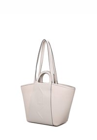 Borsa tote beige realizzata in tela con dettagli in pelle. Presenta due lunghe tracolle, una forma strutturata e un sottile logo.