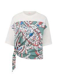Haut blanc à manches courtes larges avec un panneau à motifs abstraits multicolores noué du côté gauche à l'avant.