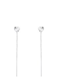 Boucles d'oreilles en forme de cœur argentées avec un design texturé et de longues chaînes fines. Style minimaliste avec une finition lisse et polie.