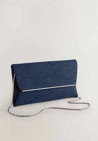 Tengerészkék műsuede klipsz, mágneses fedélzárral, ezüstszínű lánchordóval és letisztult, minimalista dizájnnal. Simább textúra, téglalap alakú.