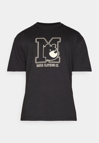 Černé tričko s krátkým rukávem se velkým obrysovým písmenem "M" uvnitř s obličejem medvěda a nápisem "Makia Clothing Co." pod ním.