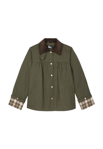 Chaqueta verde oliva con un cuello de pana marrón, botones dorados, dos bolsillos delanteros y puños con estampado de cuadros.
