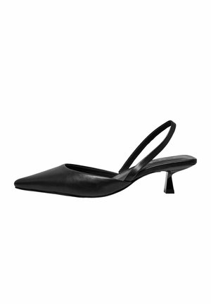 Escarpin noir en cuir à talon décolleté, avec un bout pointu, un petit talon carré et un design minimaliste. Texture lisse avec une silhouette simple.