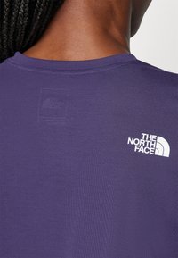 The North Face MOUNTAIN FOUNDATION SS TEE - Spordi T-särk - eternal purple