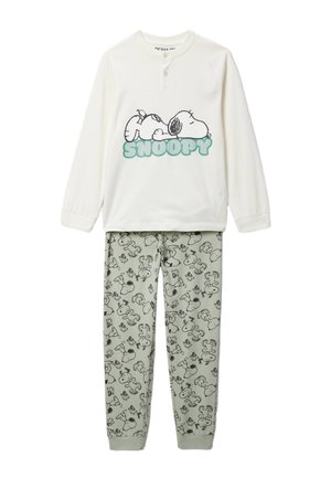 Haut blanc à manches longues avec un motif de Snoopy endormi et un texte, associé à un pantalon gris clair couvert d'un motif noir de Snoopy et Woodstock.
