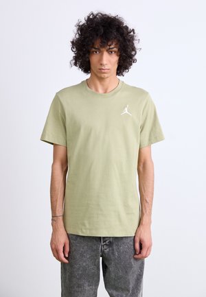 Lichtgroene katoenen t-shirt met korte mouwen en een ronde hals. Inclusief een wit logo op de linkerkant van de borst. Rechtdoorgesneden ontwerp.