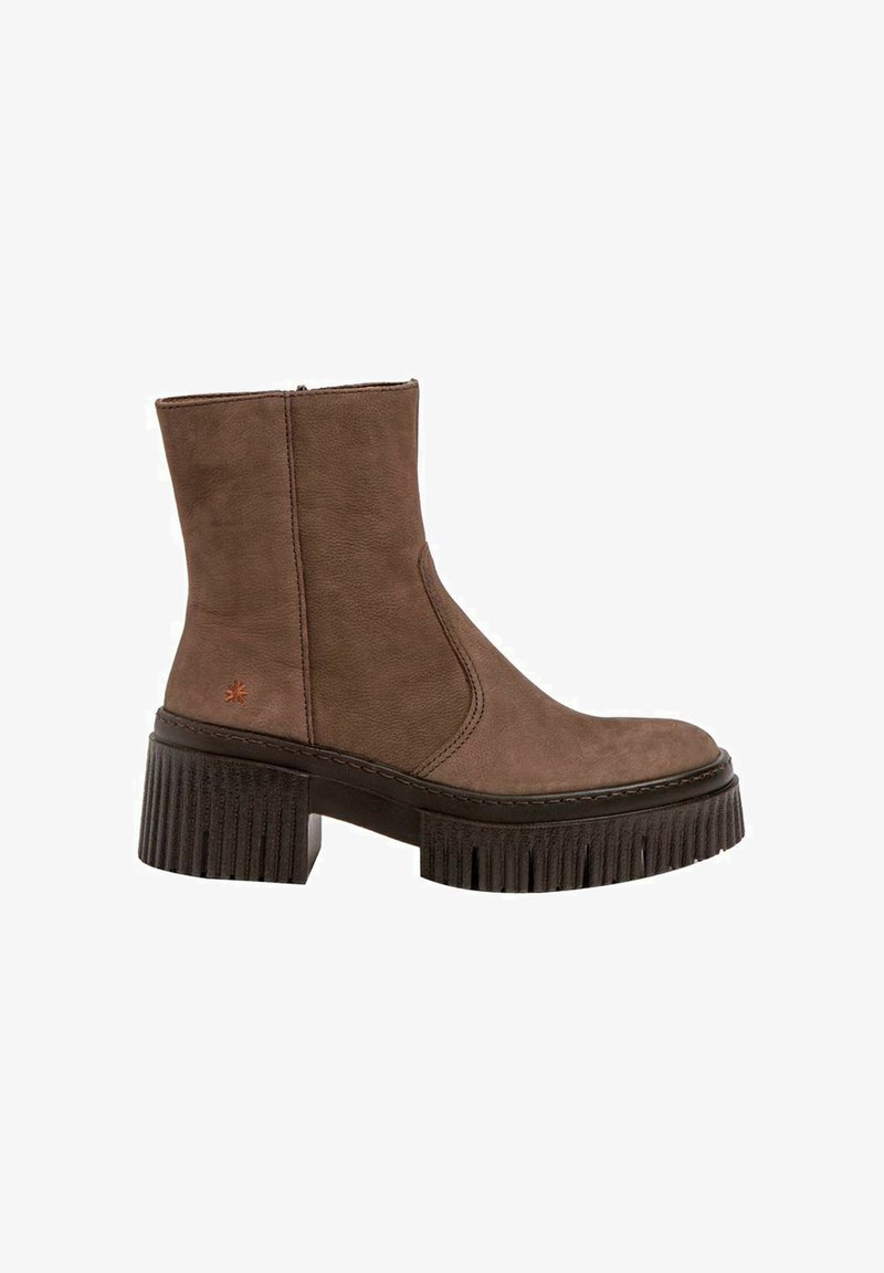 Bottines marron avec une tige en cuir lisse, une semelle crantée épaisse et une fermeture à glissière sur le côté pour un enfilage facile.