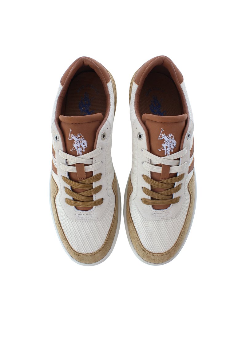 Sneakers con un corpo in mesh bianco, dettagli in pelle marrone e rifiniture in suede beige. Lacci marroni e un grafico del logo sulla linguetta.