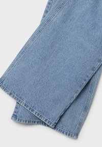 Ljusblå denimjeans med rakt ben, med synlig sömnad och rå fåll. Tyget har en mjuk, texturerad yta.