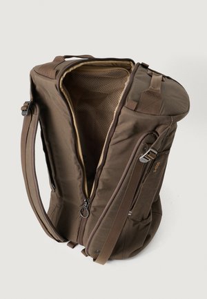 Sac à dos marron souple avec fermeture éclair sur le dessus ouverte, révélant une poche intérieure en filet et des bretelles réglables.