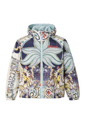 Giacca colorata con cappuccio con grandi foglie verdi, tigri, scritta "Just Cavalli" e motivi floreali su sfondo bianco e blu navy.