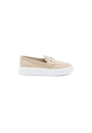 Scarpa slip-on beige con tomaia in tessuto liscio, dotata di una fascia decorativa e occhiello in metallo, poggiata su una suola spessa bianca.