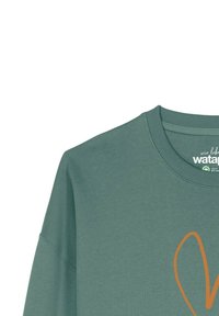 Groene biologische katoenen sweatshirt met een ronde hals en een ontwerp met verlaagde schouders. Kenmerkt een oranje hartgrafiek aan de voorkant. Zachte textuur.