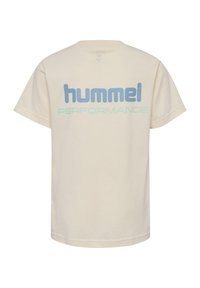 Cremefarvet T-shirt med korte ærmer. Bagsiden har "hummel PERFORMANCE" i lysblå og tealfarvet tryk. Blødt bomuldsstof.