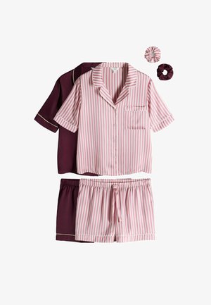 Dos conjuntos de pijama de manga corta con pantalones cortos a juego, uno a rayas rosas y blancas, y otro sólido burdeos, con dos coleteros a juego.