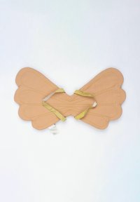 Bézs színű szövet szárnyak hullámos szegéllyel, sárga varrással és arany színű díszpánttal a közepén. Lapos elrendezés fehér háttéren.