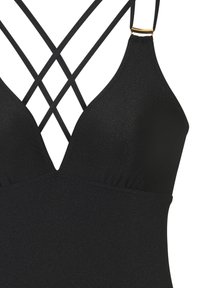 Costume da bagno nero con scollatura a V profonda, spalline incrociate e dettagli in metallo dorato. Il materiale ha una texture leggermente scintillante.
