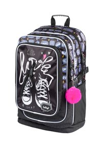 Zaino nero con grafica di sneaker, dettagli bianchi e testo colorato. Include un portachiavi con pom-pom rosa. Presenta diversi scomparti.